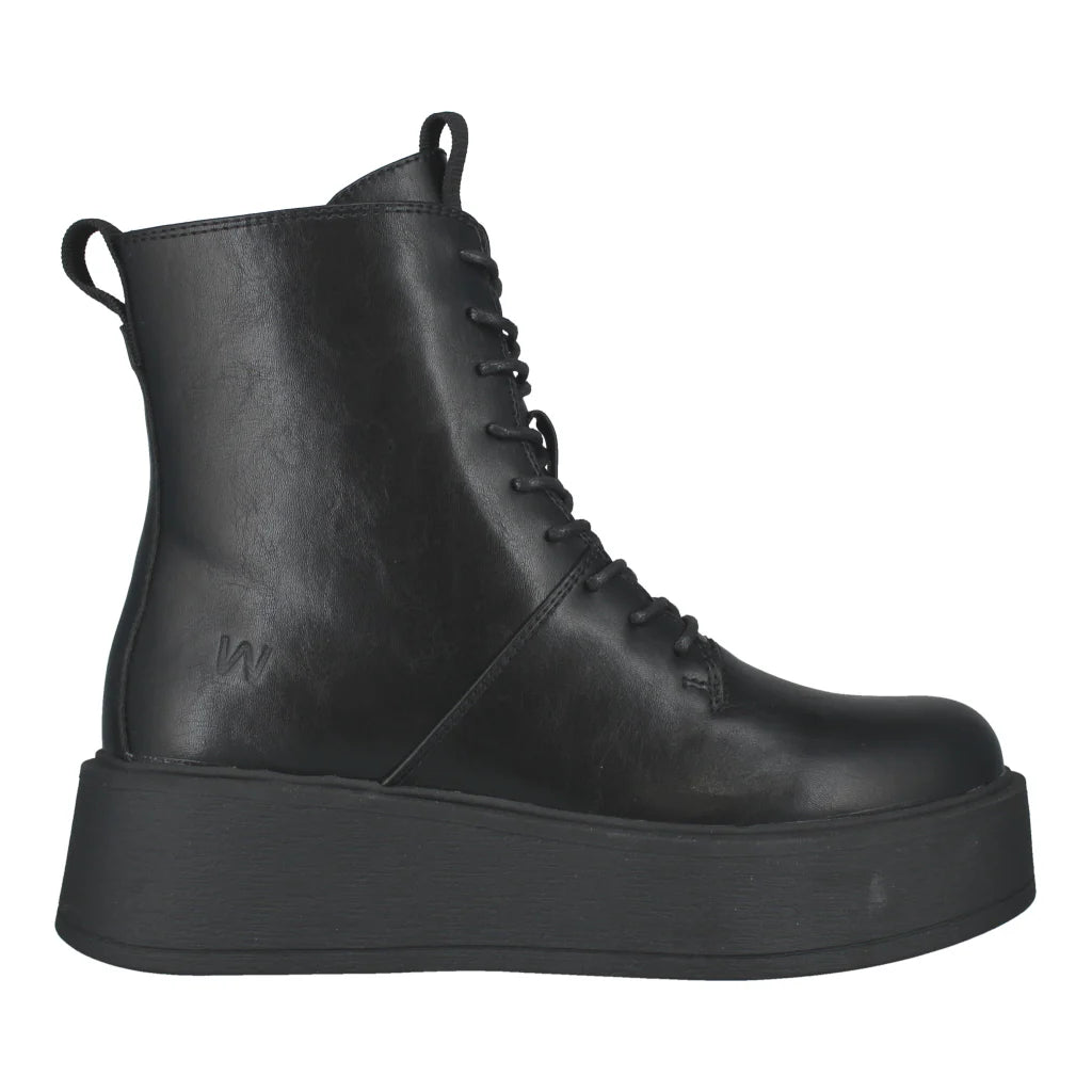Joseif Seibel Black leather boot with a thick sole on a white background