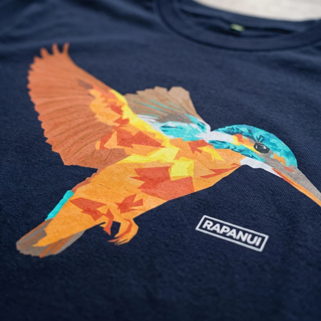 Rapanui Kingfisher T-shirt Navy Blue. Men's classic T-shirt Made in a renewable energy powered factory audited for a wide range of social and sustainability criteria. Not tested on animals. Wash cool, hang dry Colour: Navy Blue Material: Certified Organic Cotton t-shirt, 155g/m2