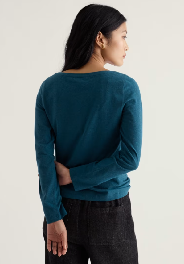 Seasalt Easel Long Sleeve Top Raincloud. Womens Fitted style with Boat style neck that's Machine Wash 30C. Material: 96% Organic Cotton & 4% Elastane
