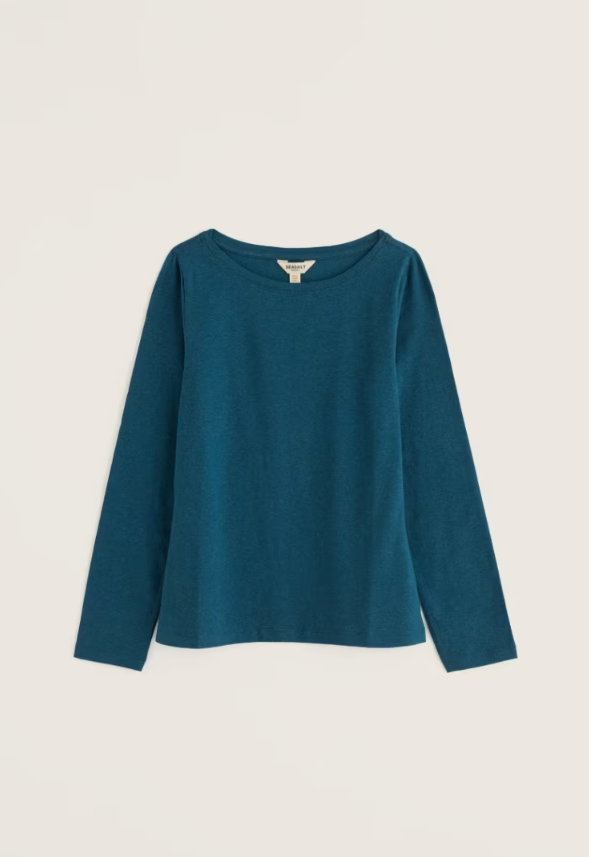 Seasalt Easel Long Sleeve Top Raincloud. Womens Fitted style with Boat style neck that's Machine Wash 30C. Material: 96% Organic Cotton & 4% Elastane