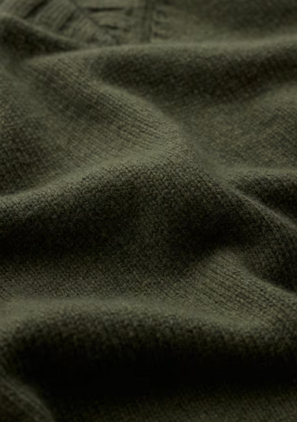 Seasalt Fistral Knitted Vest Nori. Womens Oversized fit with V neck and Ribbed neckline that's Hand Wash In Cold Water. Material: 45% Recycled Nylon 30% Organic Cotton & 25% Merino Wool 