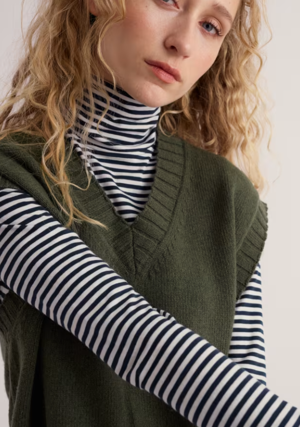 Seasalt Fistral Knitted Vest Nori. Womens Oversized fit with V neck and Ribbed neckline that's Hand Wash In Cold Water. Material: 45% Recycled Nylon 30% Organic Cotton & 25% Merino Wool 