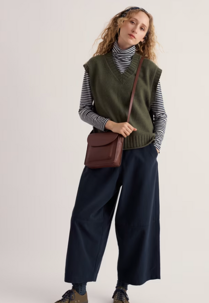 Seasalt Fistral Knitted Vest Nori. Womens Oversized fit with V neck and Ribbed neckline that's Hand Wash In Cold Water. Material: 45% Recycled Nylon 30% Organic Cotton & 25% Merino Wool 