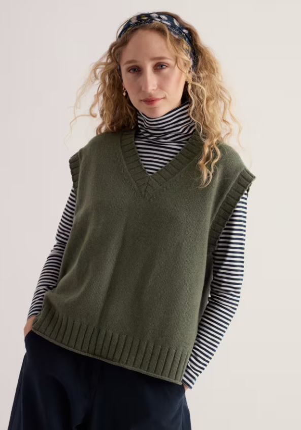 Seasalt Fistral Knitted Vest Nori. Womens Oversized fit with V neck and Ribbed neckline that's Hand Wash In Cold Water. Material: 45% Recycled Nylon 30% Organic Cotton & 25% Merino Wool 