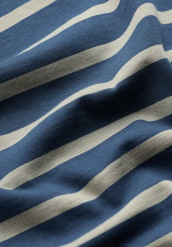 Seasalt Men's Crew Neck Sailor Shirt Breton Elm. Long sleeved tee that's easy fit with Crew neck and Machine Wash 30C Material: 100% Organic Cotton Classic maritime style meets everyday comfort in this Seasalt men's crew neck sailor shirt
