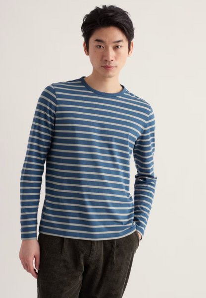 Seasalt Men's Crew Neck Sailor Shirt Breton Elm. Long sleeved tee that's easy fit with Crew neck and Machine Wash 30C Material: 100% Organic Cotton Classic maritime style meets everyday comfort in this Seasalt men's crew neck sailor shirt