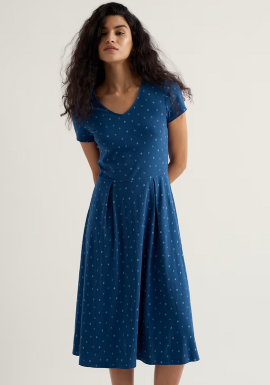 Seasalt Pier View Jersey Dress Little Sponge Spot Dark Voyage women's Fit and flare shape with V neck and is Machine Wash 30C Colour: Little Sponge Spot Dark Voyage Material: 96% Cotton (organic) & 4% Elastane