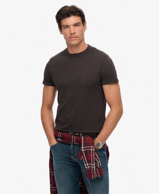 Superdry Essential Logo T-Shirt Carbon Black mens Buy 3 Essential Logo T-Shirts For £50 a Sim fit – designed to fit closer to the body for a more tailored look that's Ribbed crew neckline with Short sleeves and Embroidered logo Colour: Carbon Black Man wearing a dark brown t-shirt and plaid shirt over jeans on a white background
