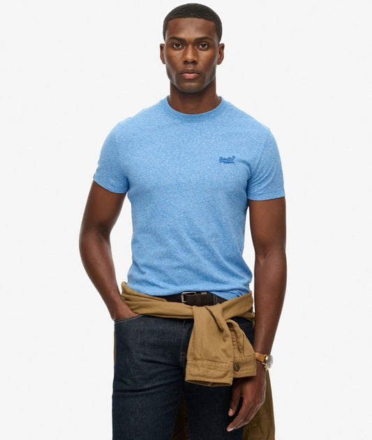 Superdry Essential Logo T-Shirt Fresh Blue Grit mens Buy 3 Essential Logo T-Shirts For £50 a Sim fit that's Ribbed crew neckline with Short sleeves and Embroidered logo Colour: Fresh Blue Grit Material: 100% Organic Cotton Man wearing a blue t-shirt and dark jeans with a beige jacket over his shoulder on a white background