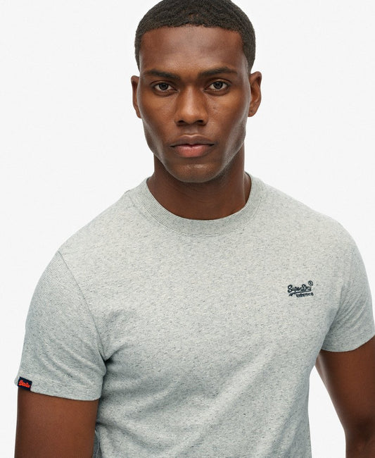 Superdry Essential Logo T-Shirt Light Grey Grindle Feeder mens Buy 3 Essential Logo T-Shirts For £50 a Sim fit – designed to fit closer to the body for a more tailored look that's Ribbed crew neckline with Short sleeves and Embroidered logo Colour: Light Grey Grindle Feeder Material: 100% Organic Cotton Style Code: M1011245A Man wearing a gray t-shirt with a brand logo on a white background
