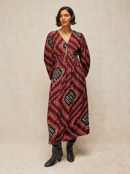 White Stuff Leela Midi Dress Plum Multi. Womens V Neck 3/4 Sleeve that's a Classic Fit Midi style and Machine Washable. Material: 51%Viscose (LENZING ™ ECOVERO ™) & 49% Viscose 