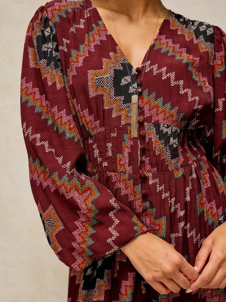 White Stuff Leela Midi Dress Plum Multi. Womens V Neck 3/4 Sleeve that's a Classic Fit Midi style and Machine Washable. Material: 51%Viscose (LENZING ™ ECOVERO ™) & 49% Viscose 