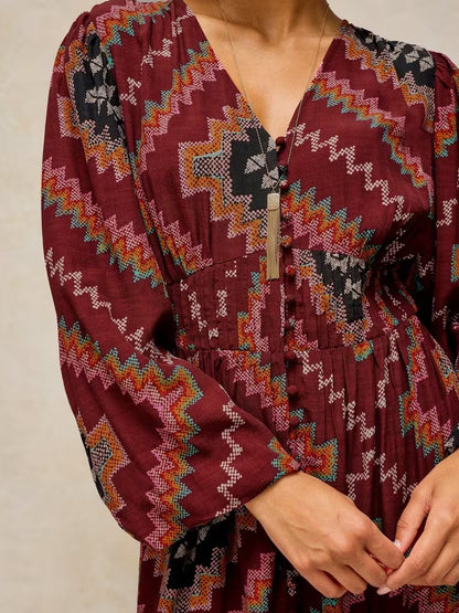 White Stuff Leela Midi Dress Plum Multi. Womens V Neck 3/4 Sleeve that's a Classic Fit Midi style and Machine Washable. Material: 51%Viscose (LENZING ™ ECOVERO ™) & 49% Viscose 