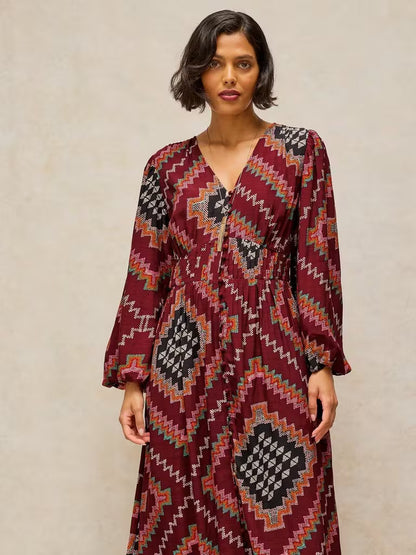 White Stuff Leela Midi Dress Plum Multi. Womens V Neck 3/4 Sleeve that's a Classic Fit Midi style and Machine Washable. Material: 51%Viscose (LENZING ™ ECOVERO ™) & 49% Viscose 