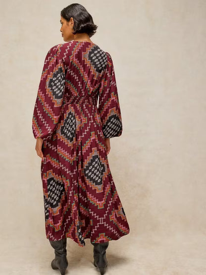 White Stuff Leela Midi Dress Plum Multi. Womens V Neck 3/4 Sleeve that's a Classic Fit Midi style and Machine Washable. Material: 51%Viscose (LENZING ™ ECOVERO ™) & 49% Viscose 