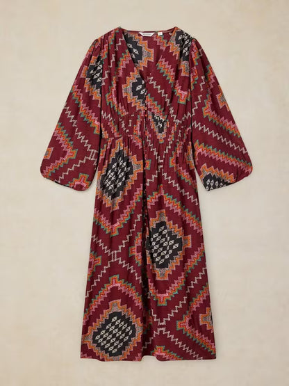 White Stuff Leela Midi Dress Plum Multi. Womens V Neck 3/4 Sleeve that's a Classic Fit Midi style and Machine Washable. Material: 51%Viscose (LENZING ™ ECOVERO ™) & 49% Viscose 