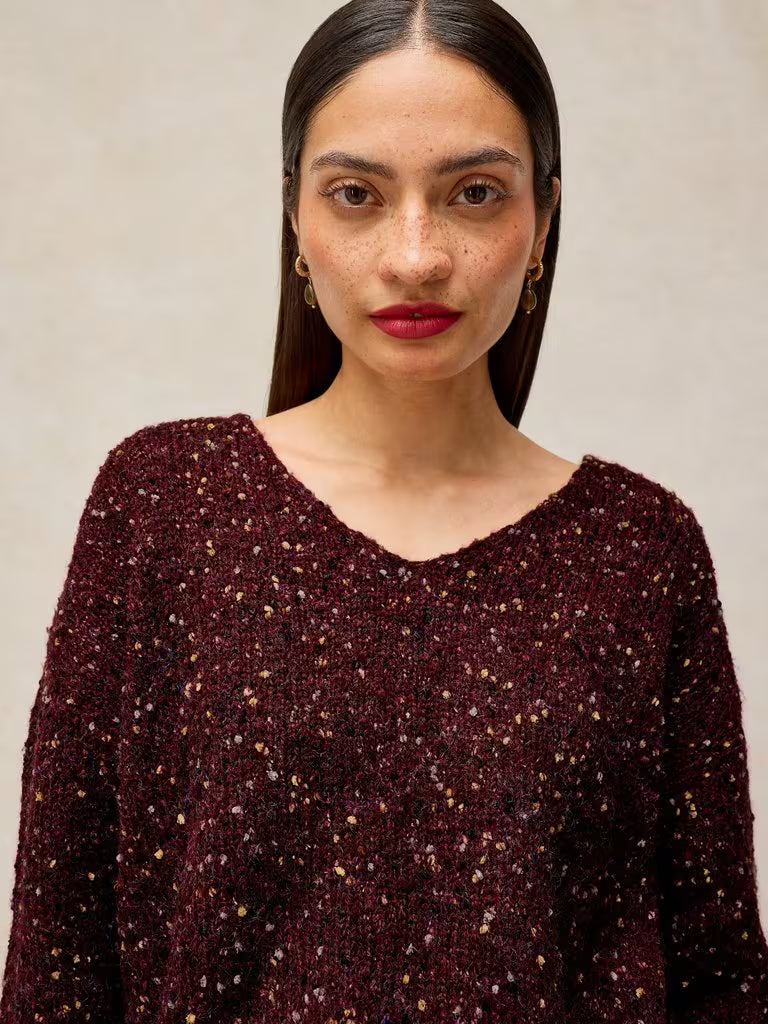 White Stuff Texture V Neck Jumper Dark Plum. Womens V Neck jumper with Long Sleeve that's Regular Fit and Machine Washable. Material: 77% Recycled Polyester, 17% Acrylic & 6% Wool 