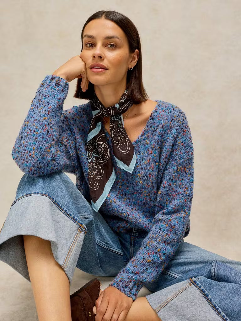 White Stuff Texture V Neck Jumper Mid Blue. Womens V Neck jumper with Long Sleeve that's Regular Fit and Machine Washable. Material: 77% Recycled Polyester, 17% Acrylic & 6% Wool 