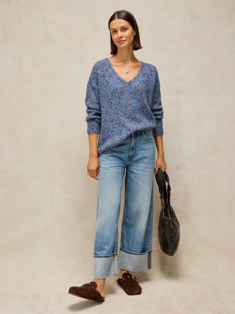 White Stuff Texture V Neck Jumper Mid Blue. Womens V Neck jumper with Long Sleeve that's Regular Fit and Machine Washable. Material: 77% Recycled Polyester, 17% Acrylic & 6% Wool 