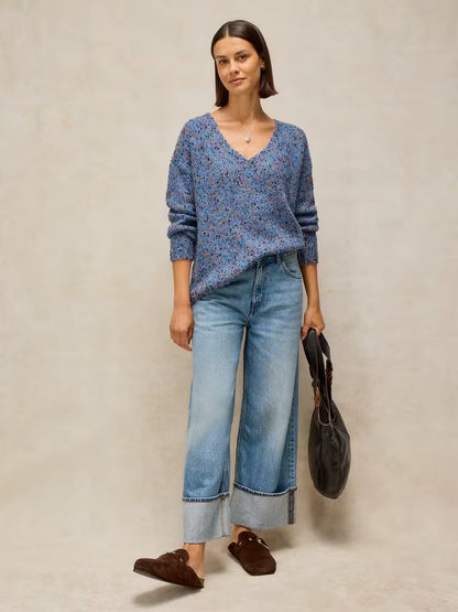 White Stuff Texture V Neck Jumper Mid Blue. Womens V Neck jumper with Long Sleeve that's Regular Fit and Machine Washable. Material: 77% Recycled Polyester, 17% Acrylic & 6% Wool 