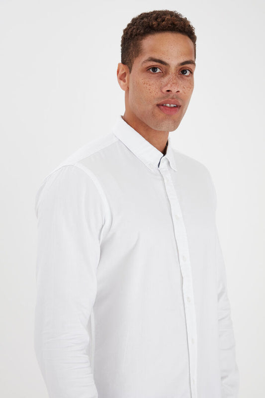 White Shirt Blend Long Sleeved Shirt White. Slim fit long sleeved shirt. Looks great with jeans and sneakers for a casual look.